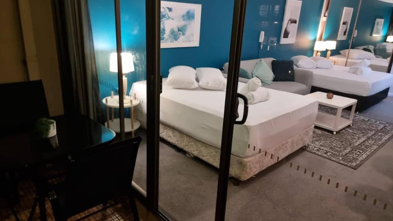 - Hyde Park Plaza 38 College St Apartment
