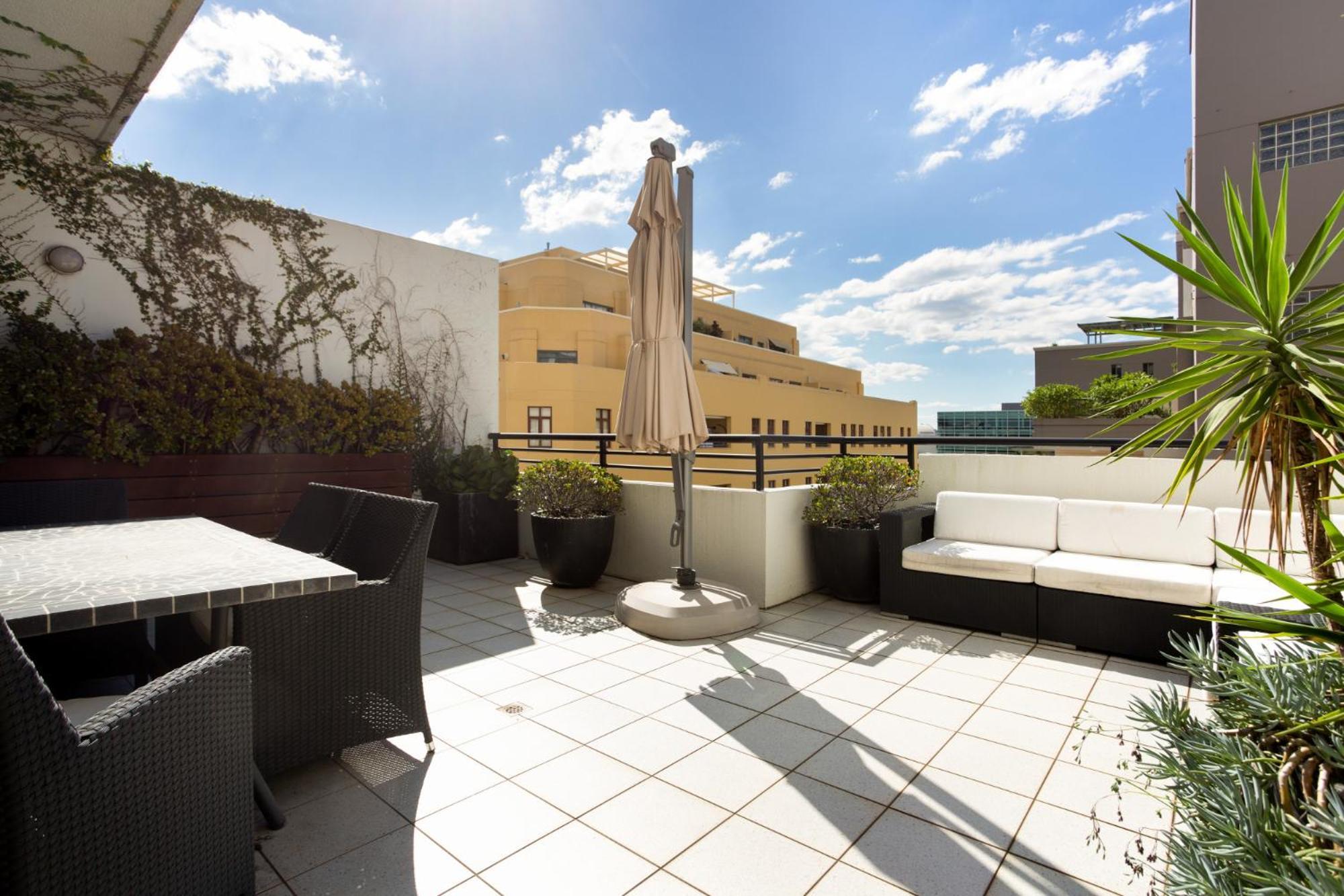 Chic Unit With Rooftop Terrace Near Sights & Shops