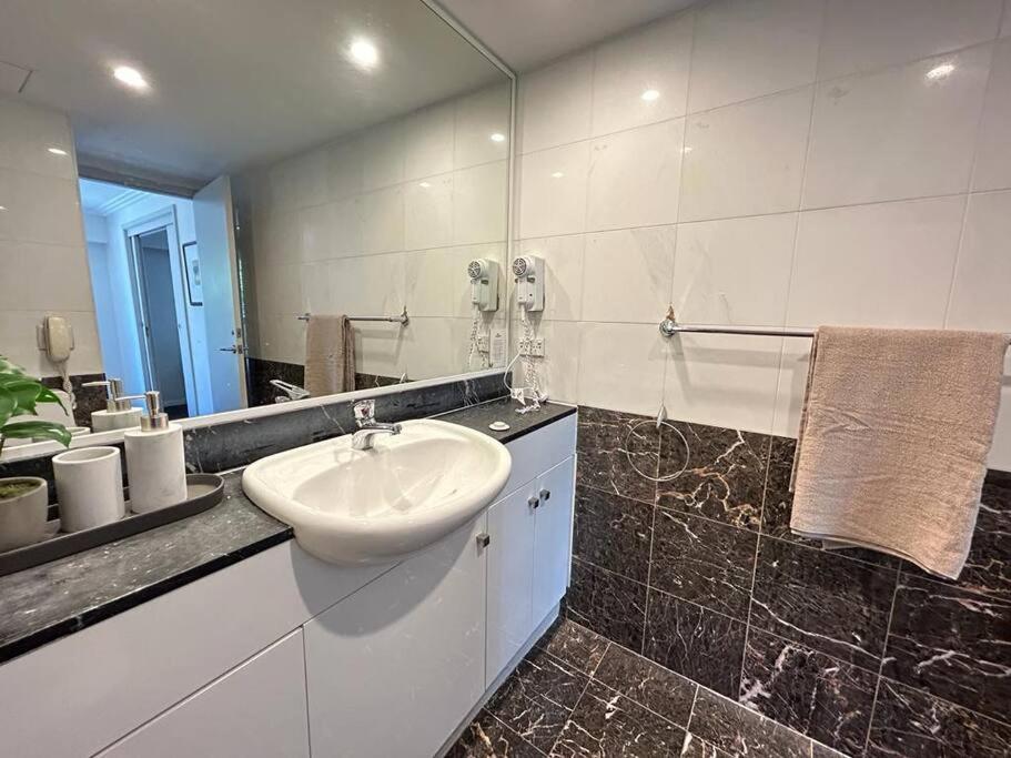 Location In Syd Cbd At Apartment *