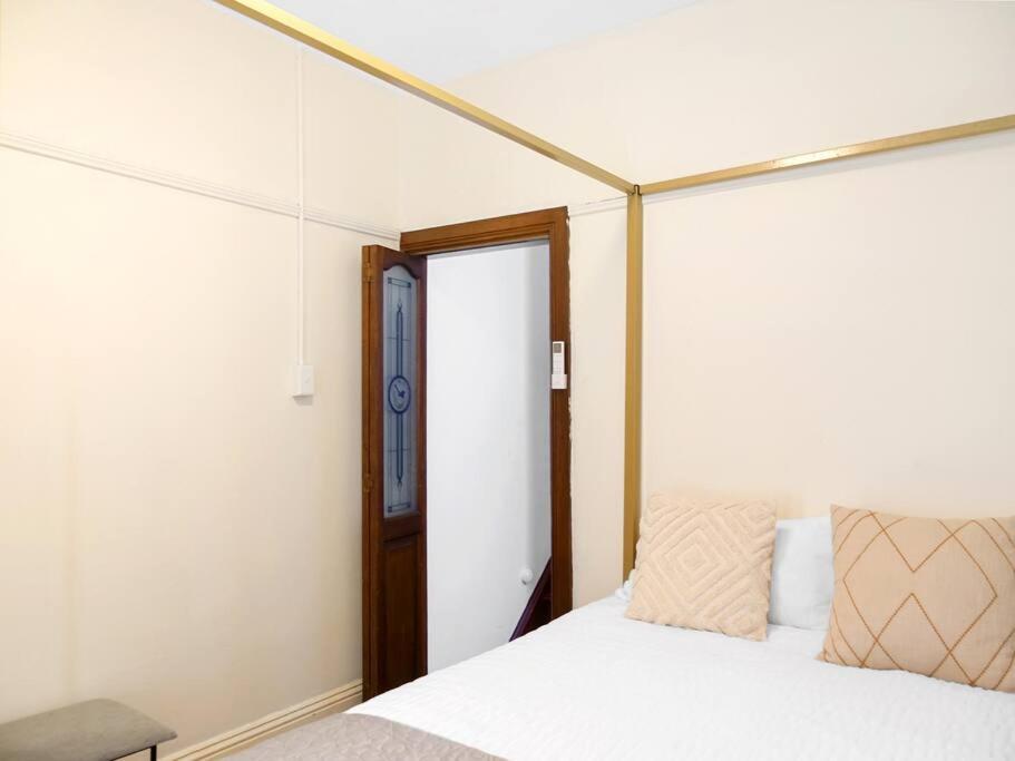 4 Bdrm Terrace With Office Holiday home Sydney