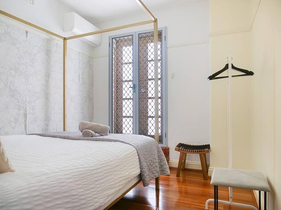 4 Bdrm Terrace With Office Holiday home *