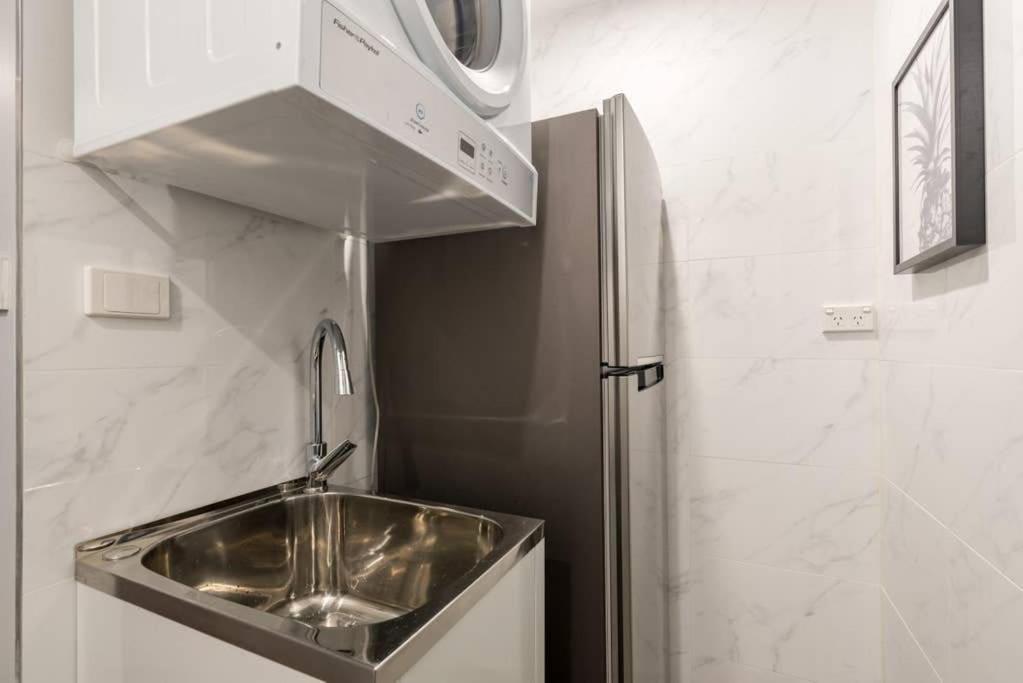 Comfy Triple - Ac - Centrally Located Of Sydnear- Station Town Hall Icc Darling Harbour Uts Usyd - Shared Bathroom Guest house *