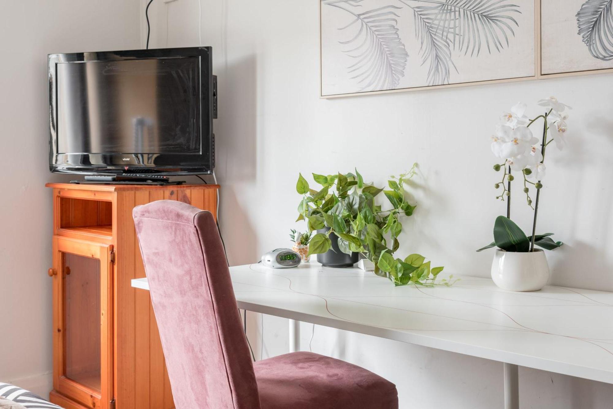 Comfy Ensuite Queen - Nearby Airport Guest house *