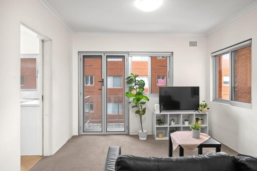 Modern - Free Parking - Near Shop&unsw&station Apartment