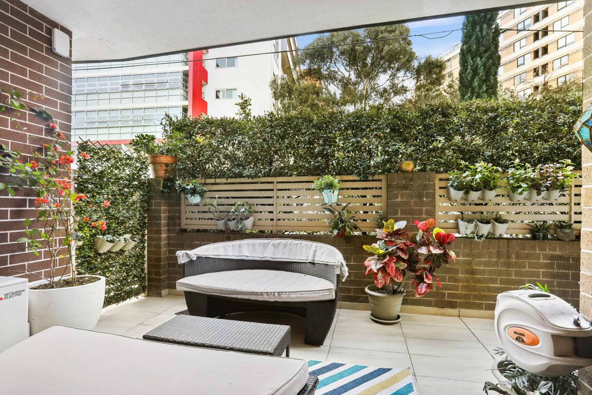 Apartment 8 Mins From Airport! 1br With Courtyard