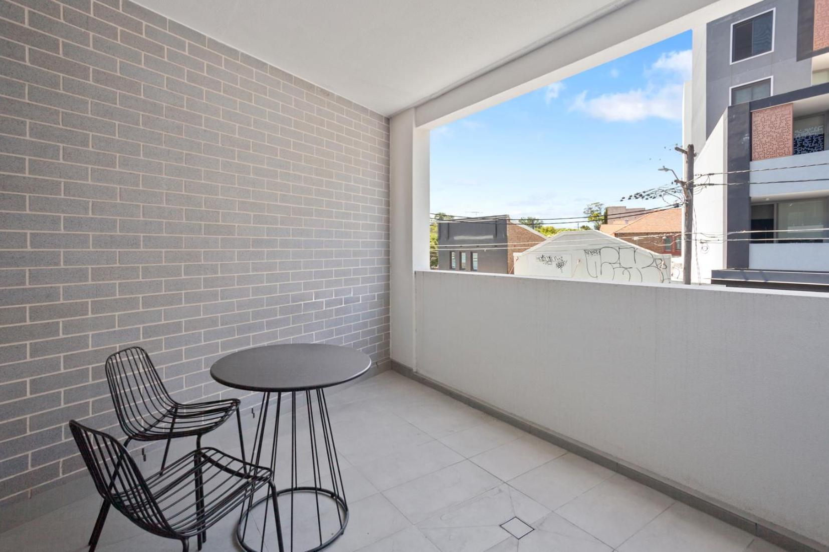 Inner West 1br & Balcony - Mins To Cbd Apartment *