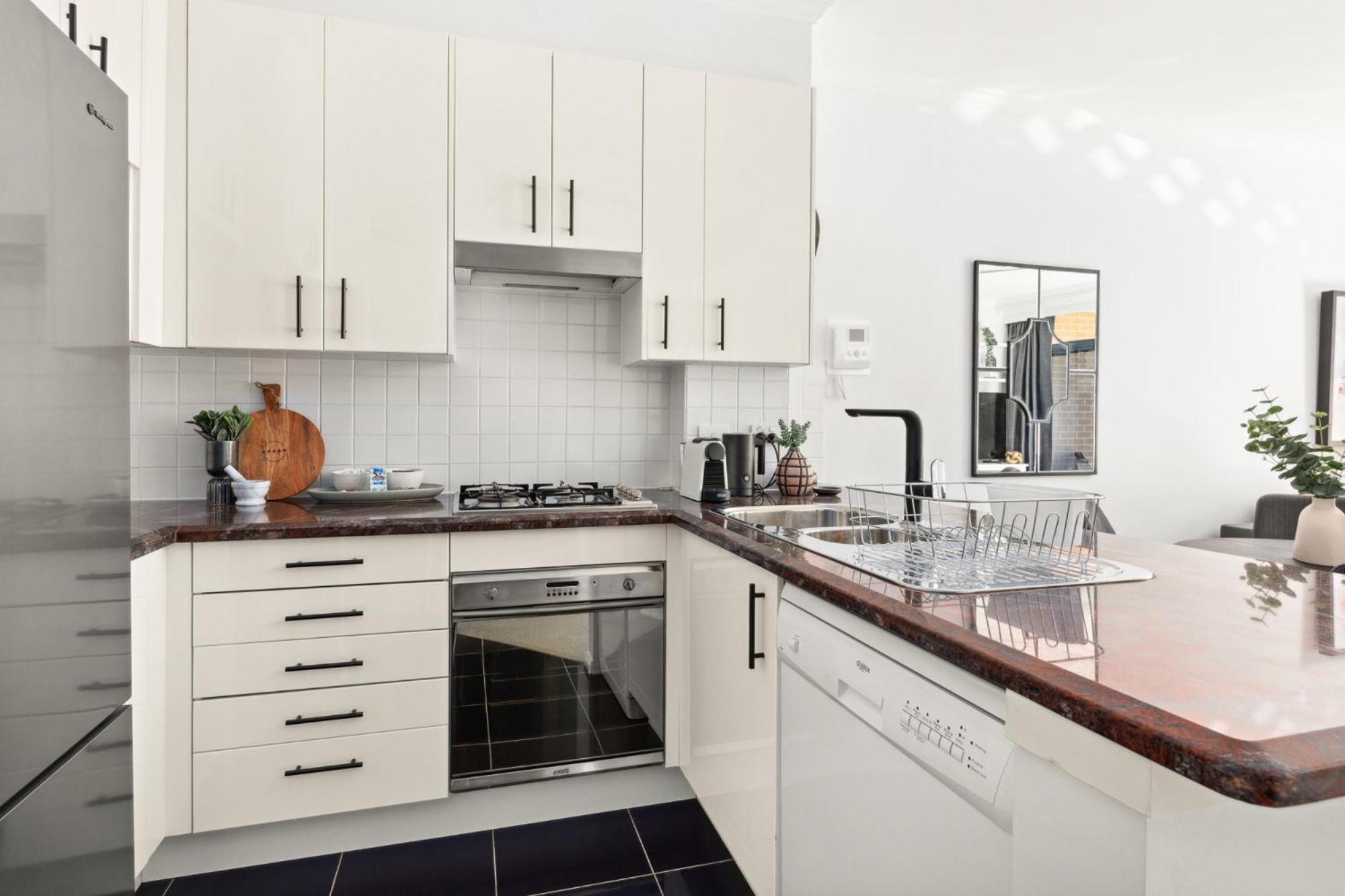 Modern 2-bed With Pools, Gym, Tennis Court & Sauna * Sydney