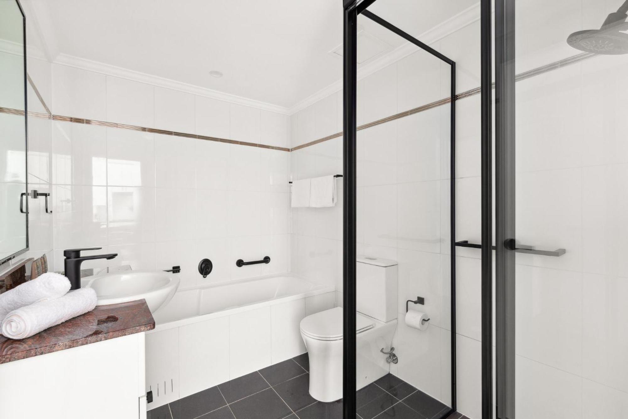 Modern 2-bed With Pools, Gym, Tennis Court & Sauna *