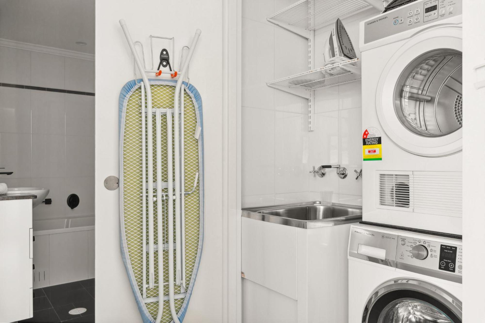 Modern 2-bed With Pools, Gym, Tennis Court & Sauna Apartment *