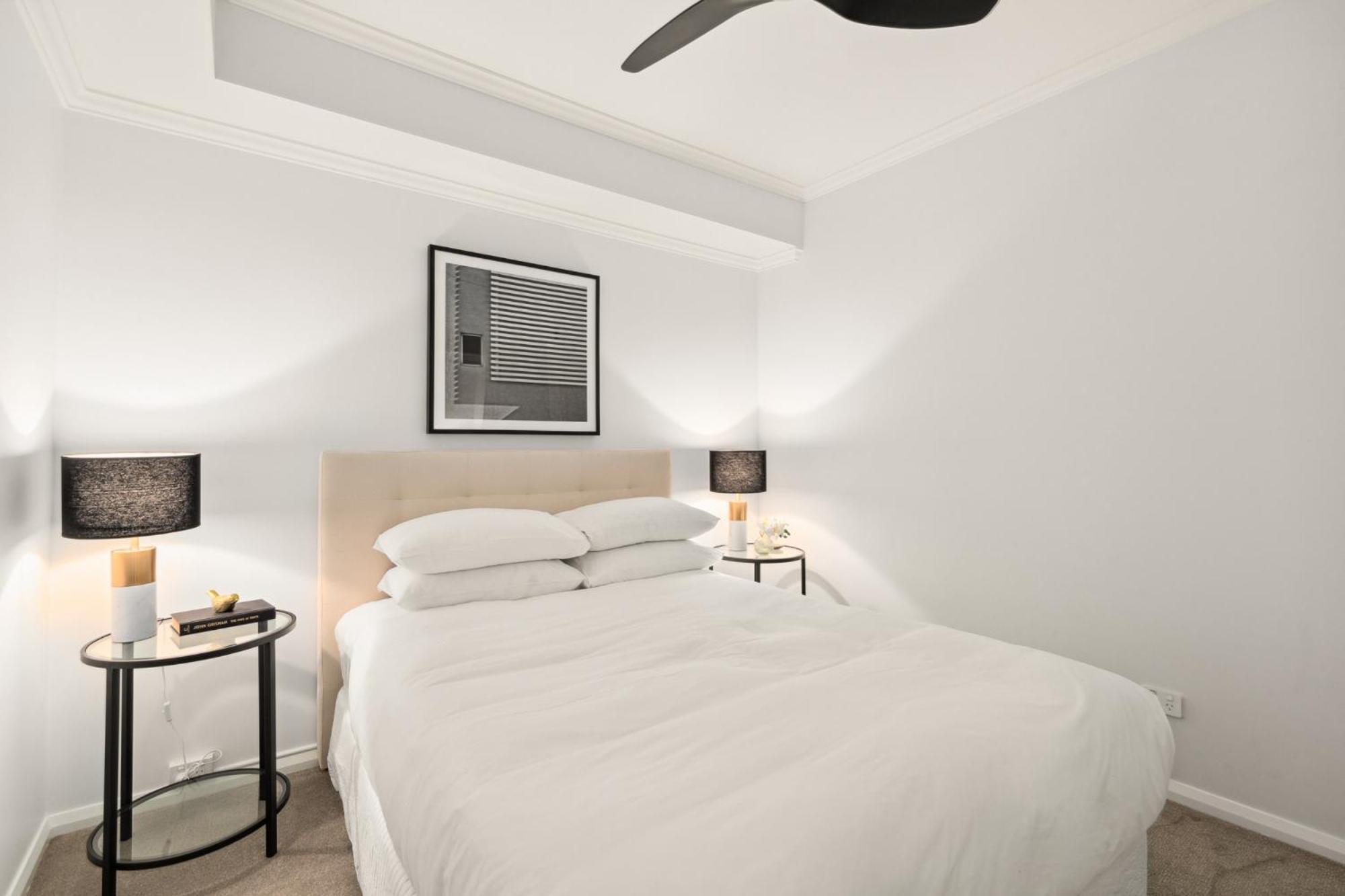 Modern 2-bed With Pools, Gym, Tennis Court & Sauna
