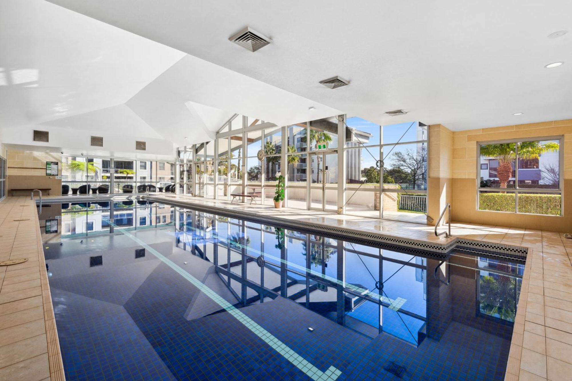 Apartment Modern 2-bed With Pools, Gym, Tennis Court & Sauna *