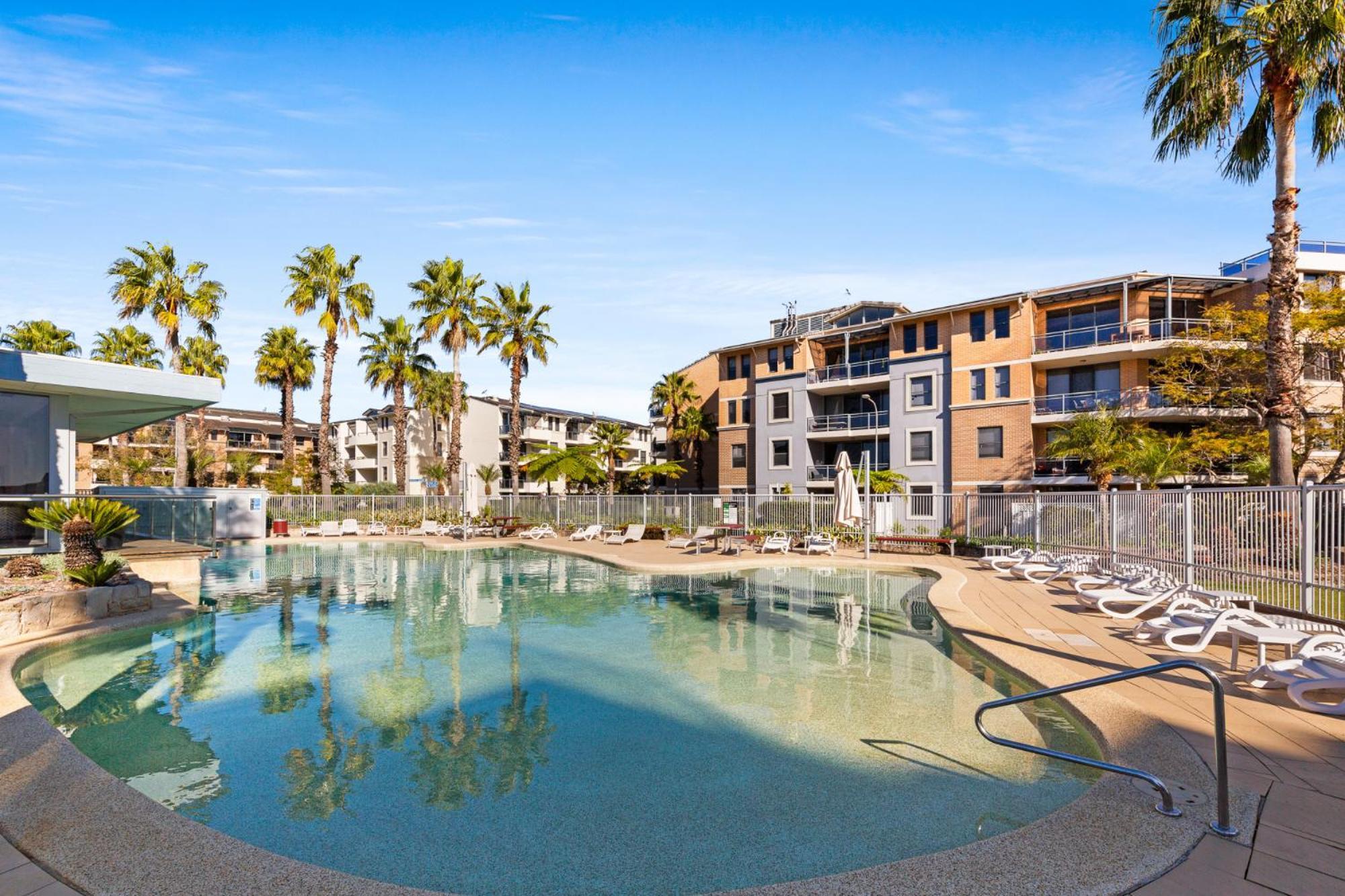 Modern 2-bed With Pools, Gym, Tennis Court & Sauna * Sydney