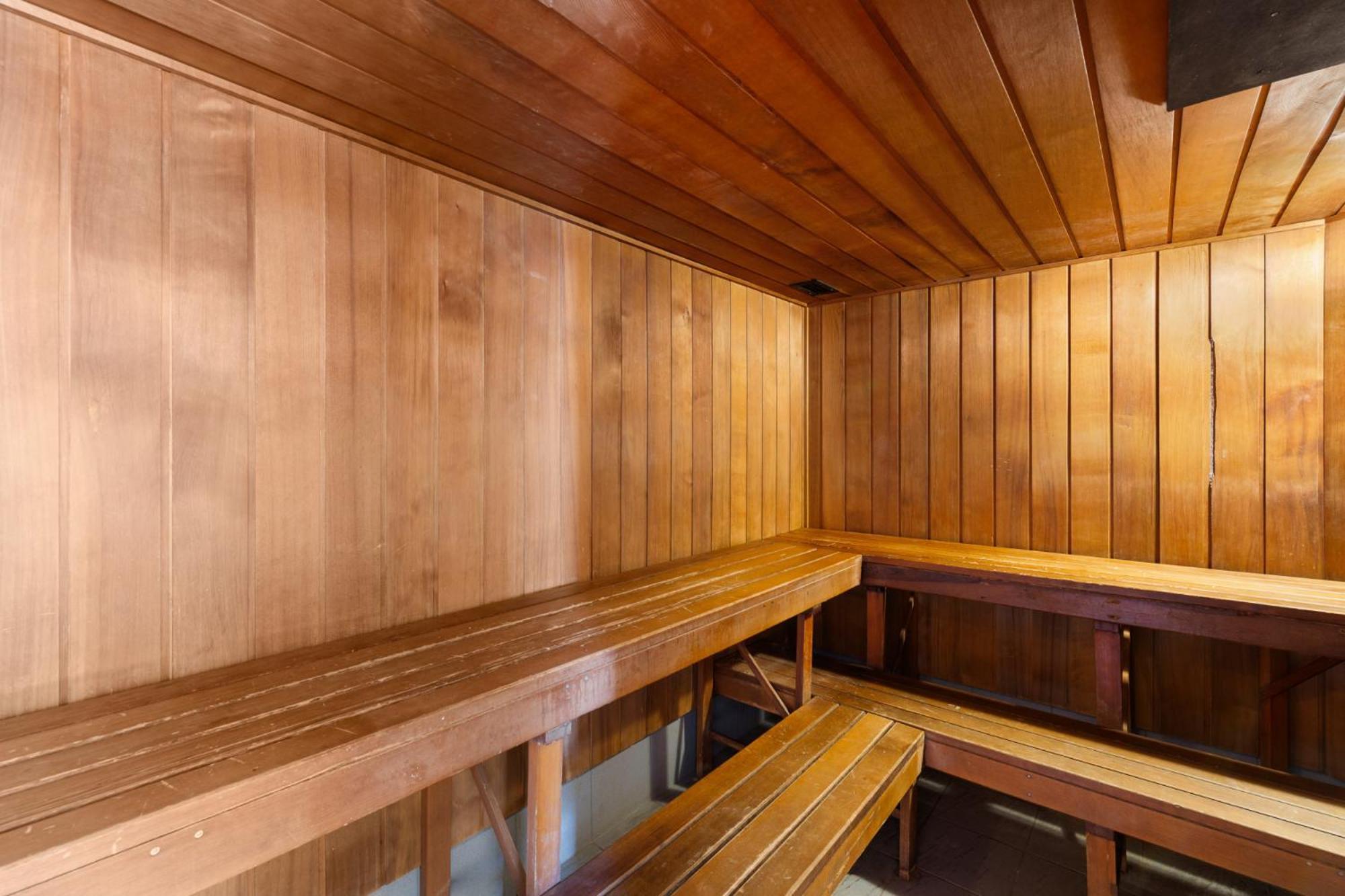 Modern 2-bed With Pools, Gym, Tennis Court & Sauna