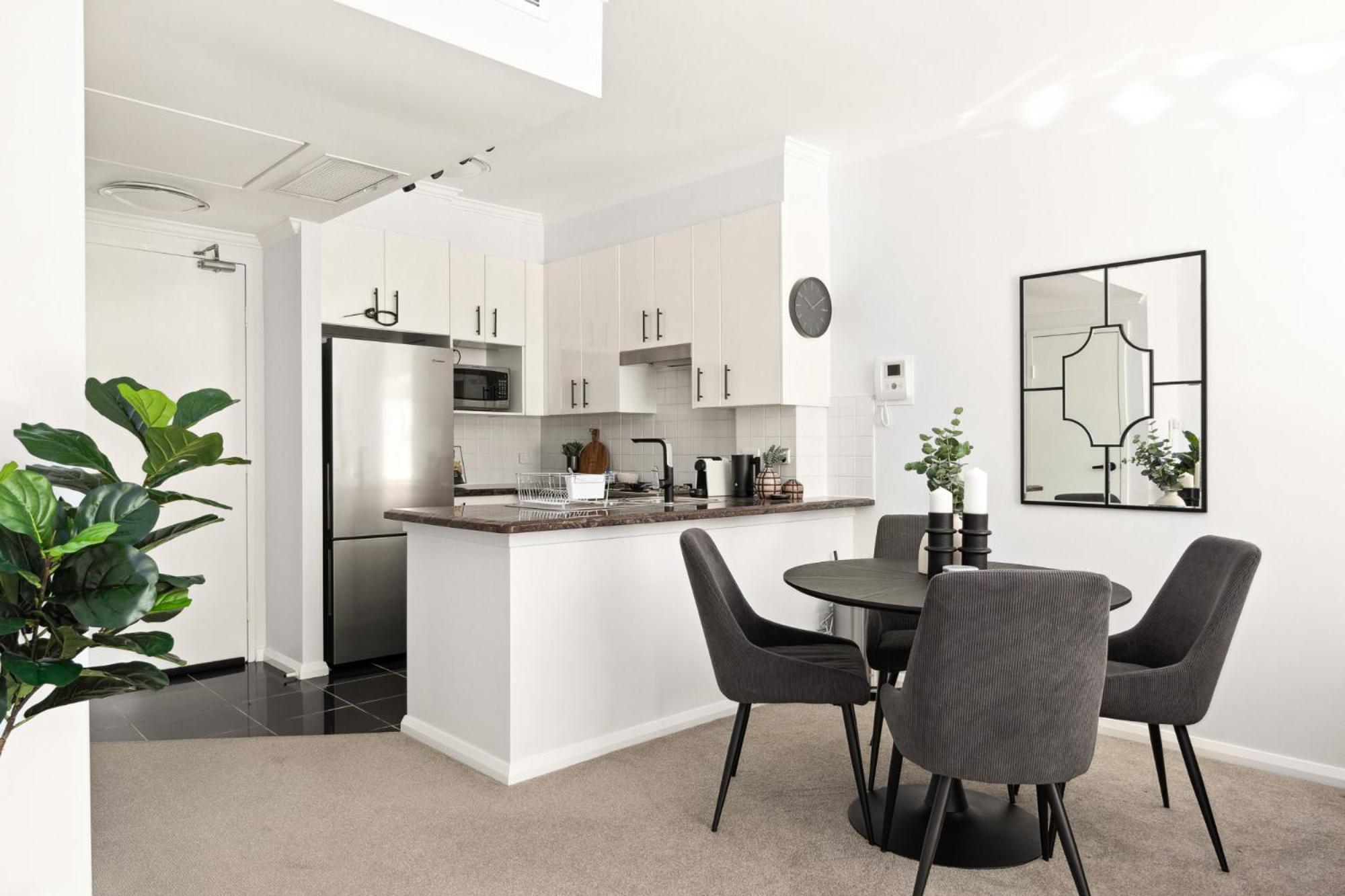 Modern 2-bed With Pools, Gym, Tennis Court & Sauna * Sydney