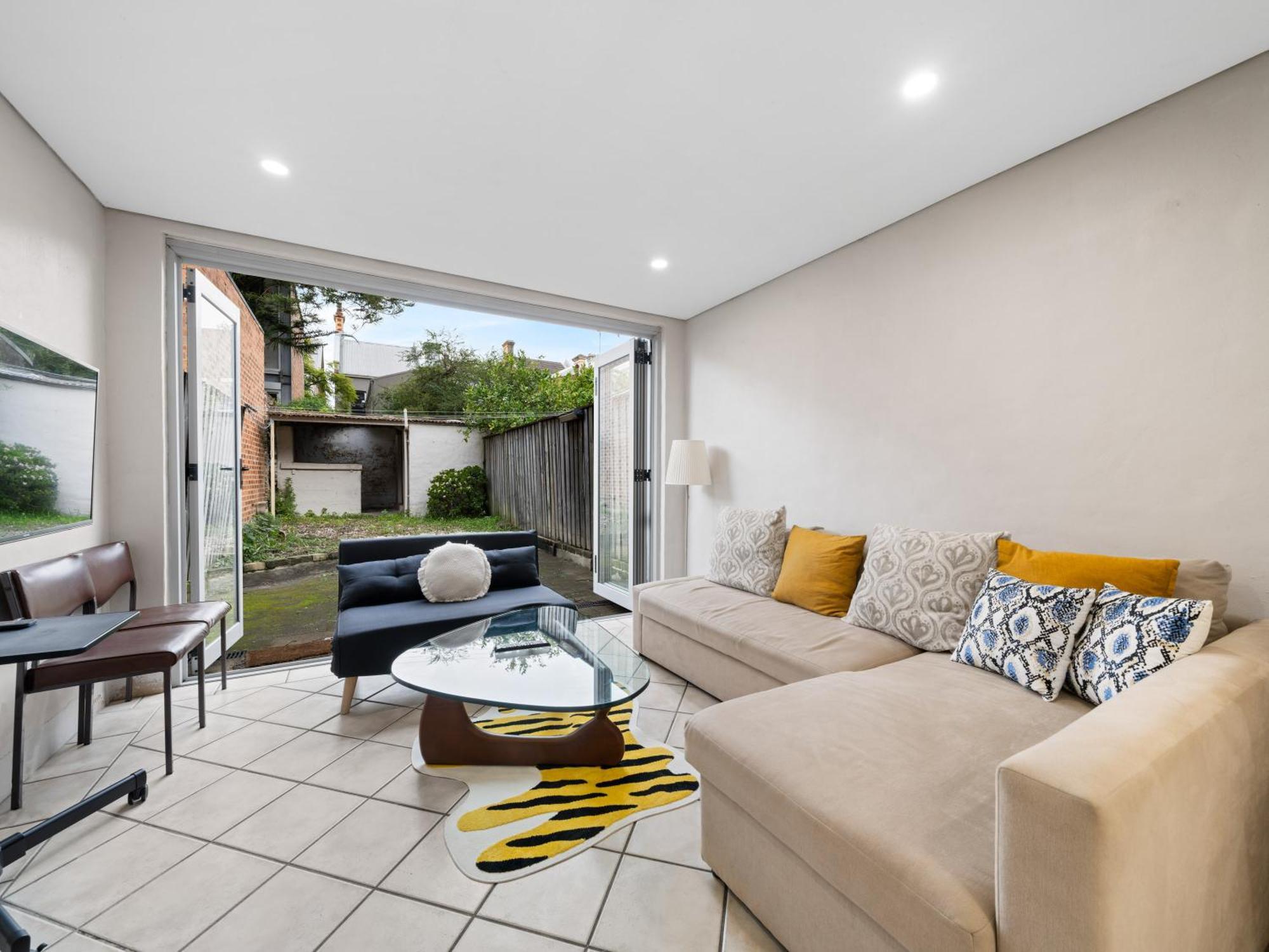 Well-connected 4 Bedroom House & Station- 12 Mins Walk Sydney
