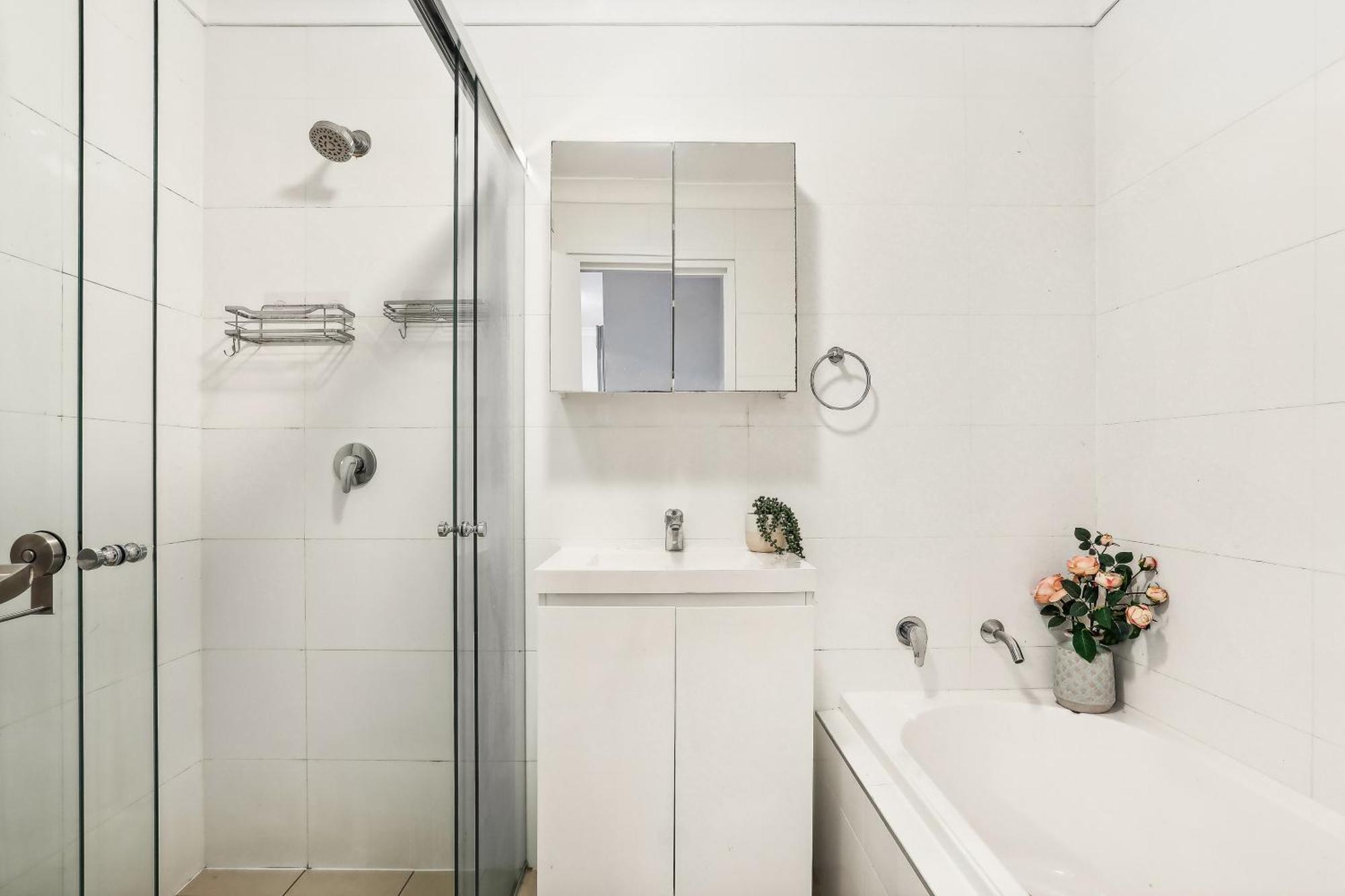 Apartment 8 Mins From Airport! 1br With Courtyard