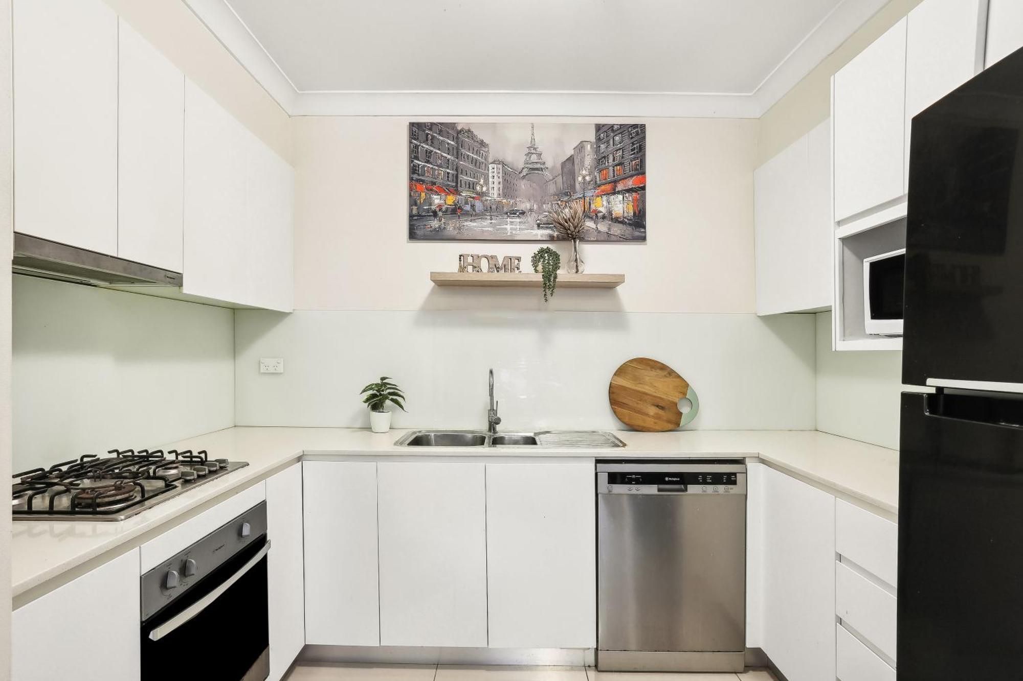 Apartment 8 Mins From Airport! 1br With Courtyard *