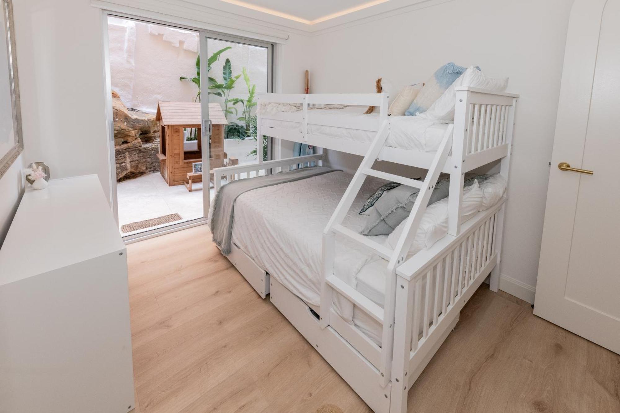 3 Bedroom Beachfront Manly Garden Apartment
