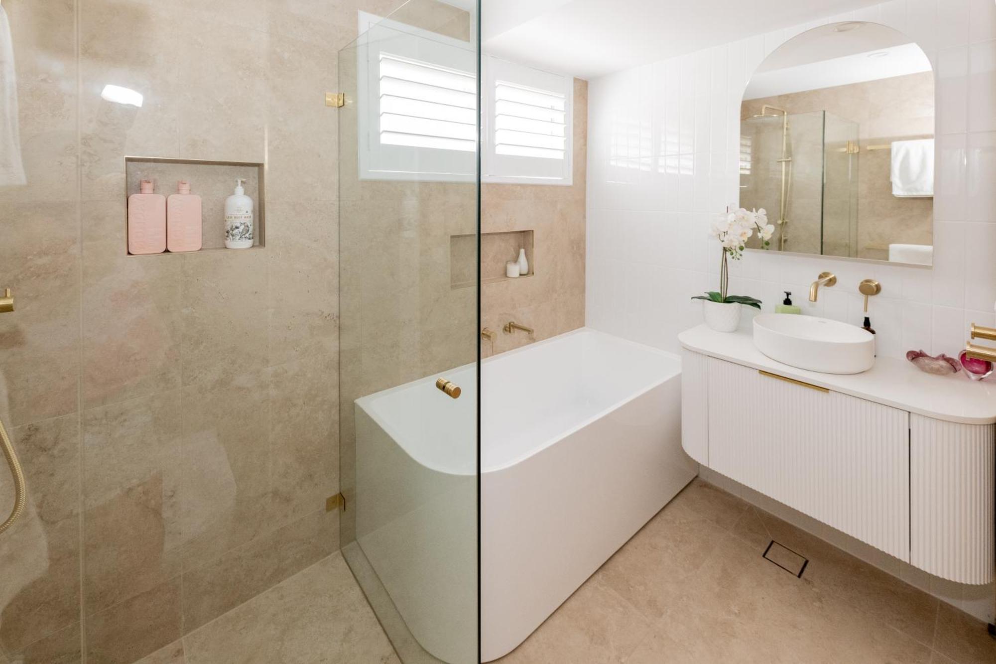 3 Bedroom Beachfront Manly Garden Apartment *