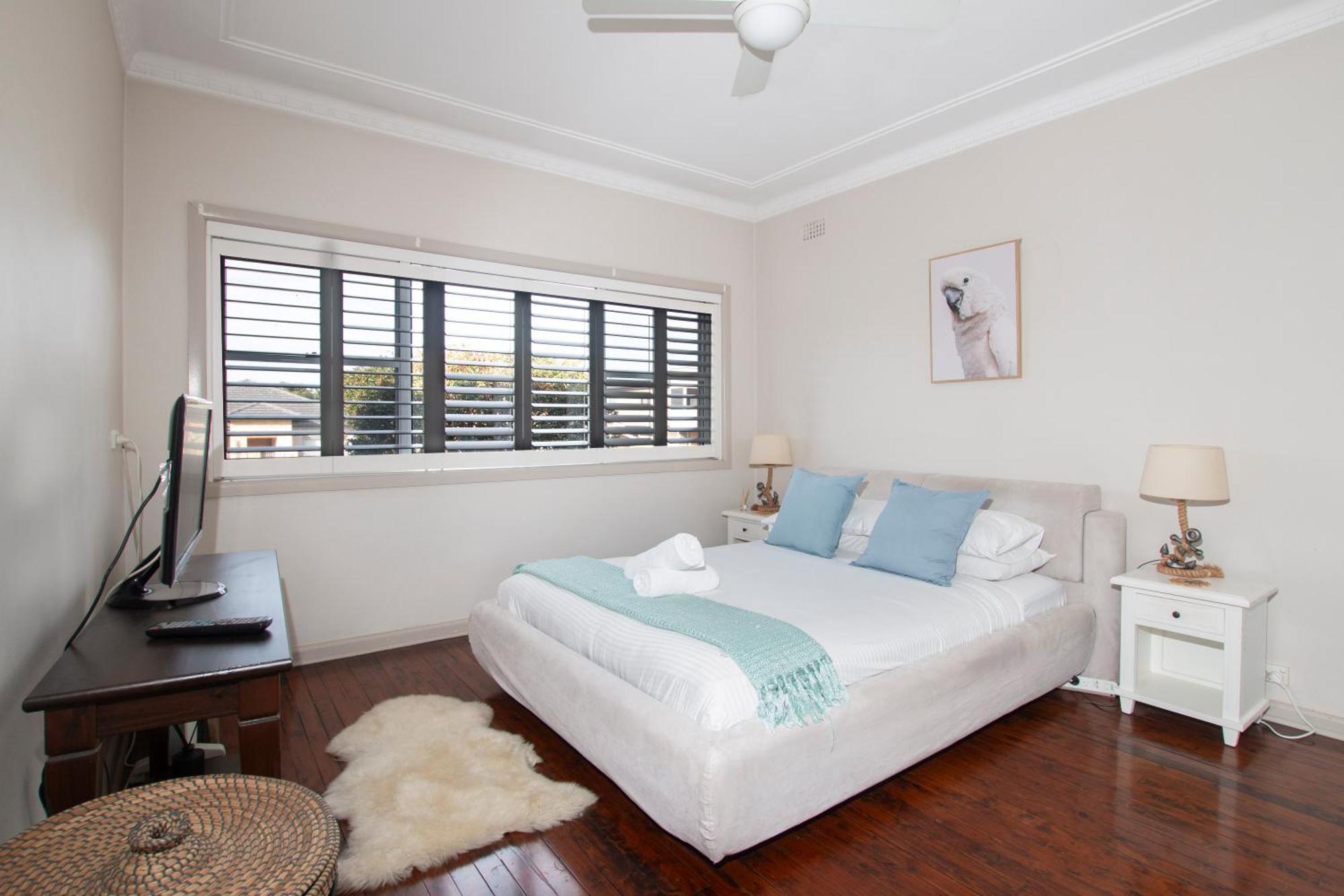 Away From - 3 Bedroom House Sleeps 6 - Parking