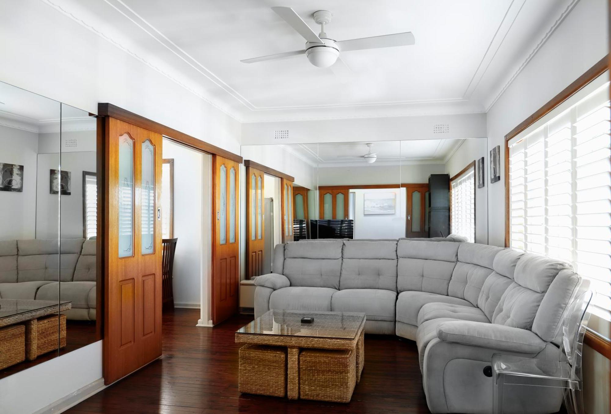 Away From - 3 Bedroom House Sleeps 6 - Parking Holiday home Sydney