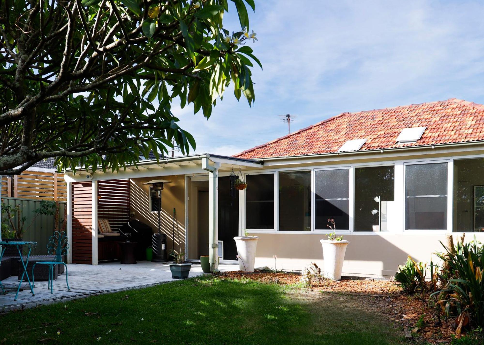Away From - 3 Bedroom House Sleeps 6 - Parking * Sydney
