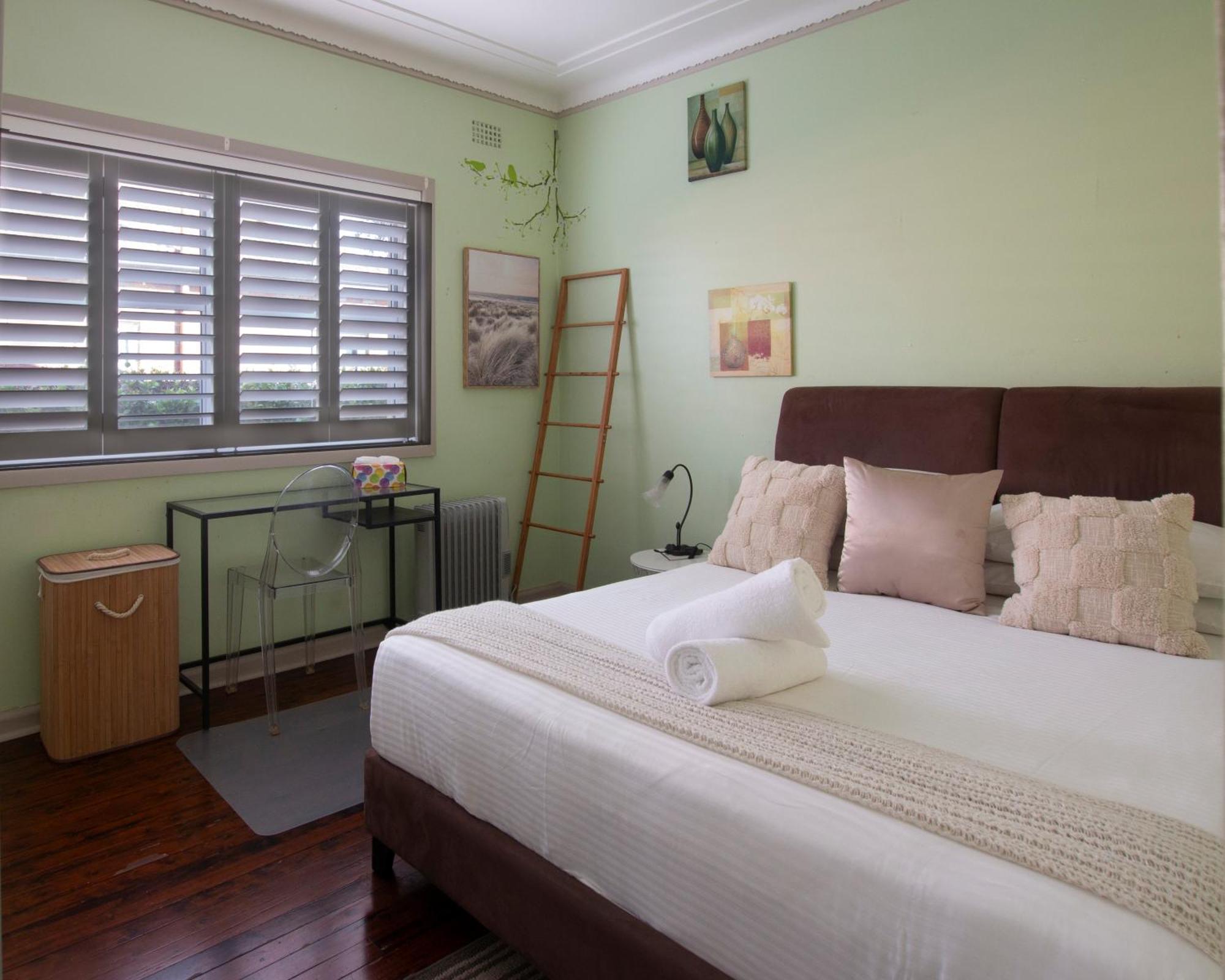 Away From - 3 Bedroom House Sleeps 6 - Parking * Sydney