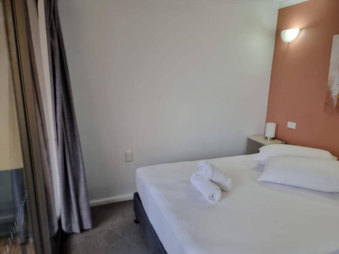Centre 1 Bedroom With Balcony Aparthotel *