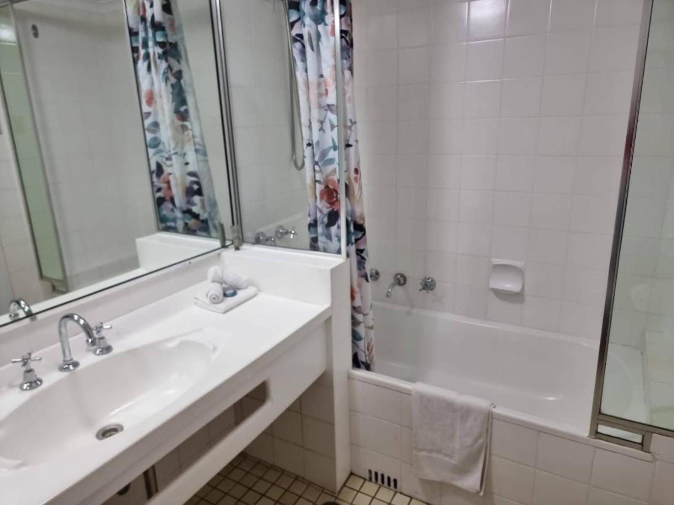 Centre 1 Bedroom With Balcony Aparthotel *