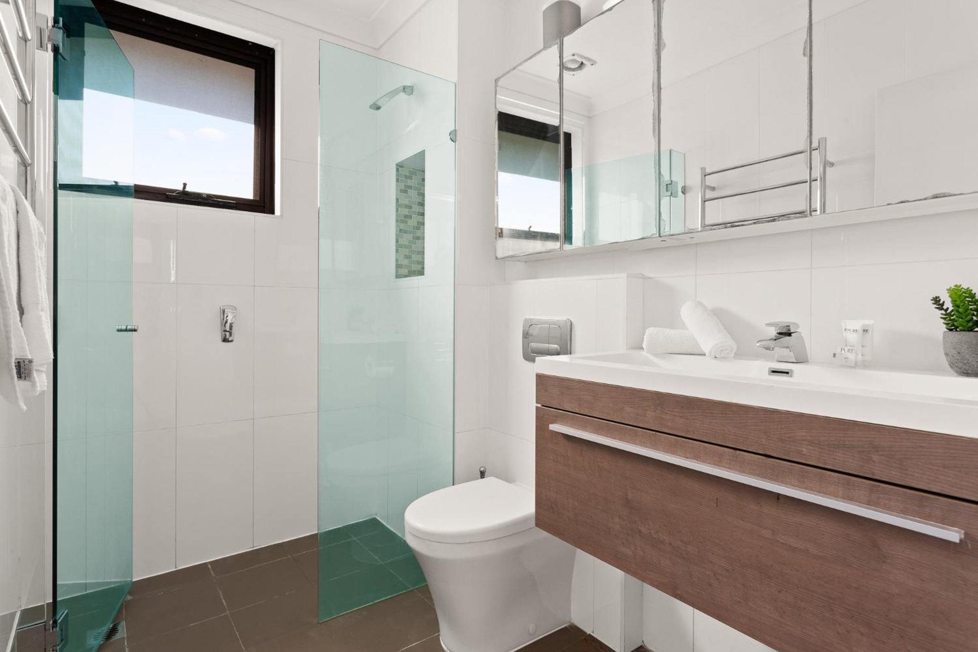 Pristine 2-bed With Expansive Views Apartment *