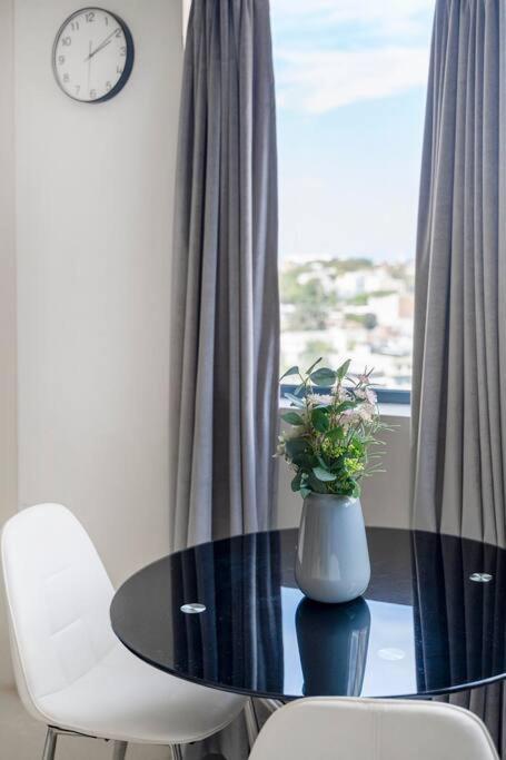92b Stylish Abnb With Local Flair In *