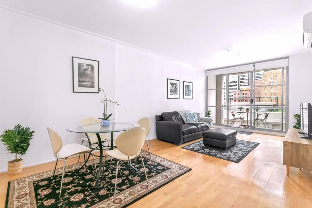 Ks355 - Cbd With Pool & Gym Apartment Sydney