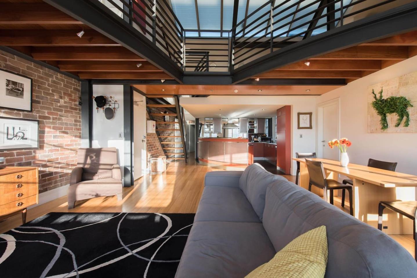 Sunny Loft Lookout With Iconic Views *
