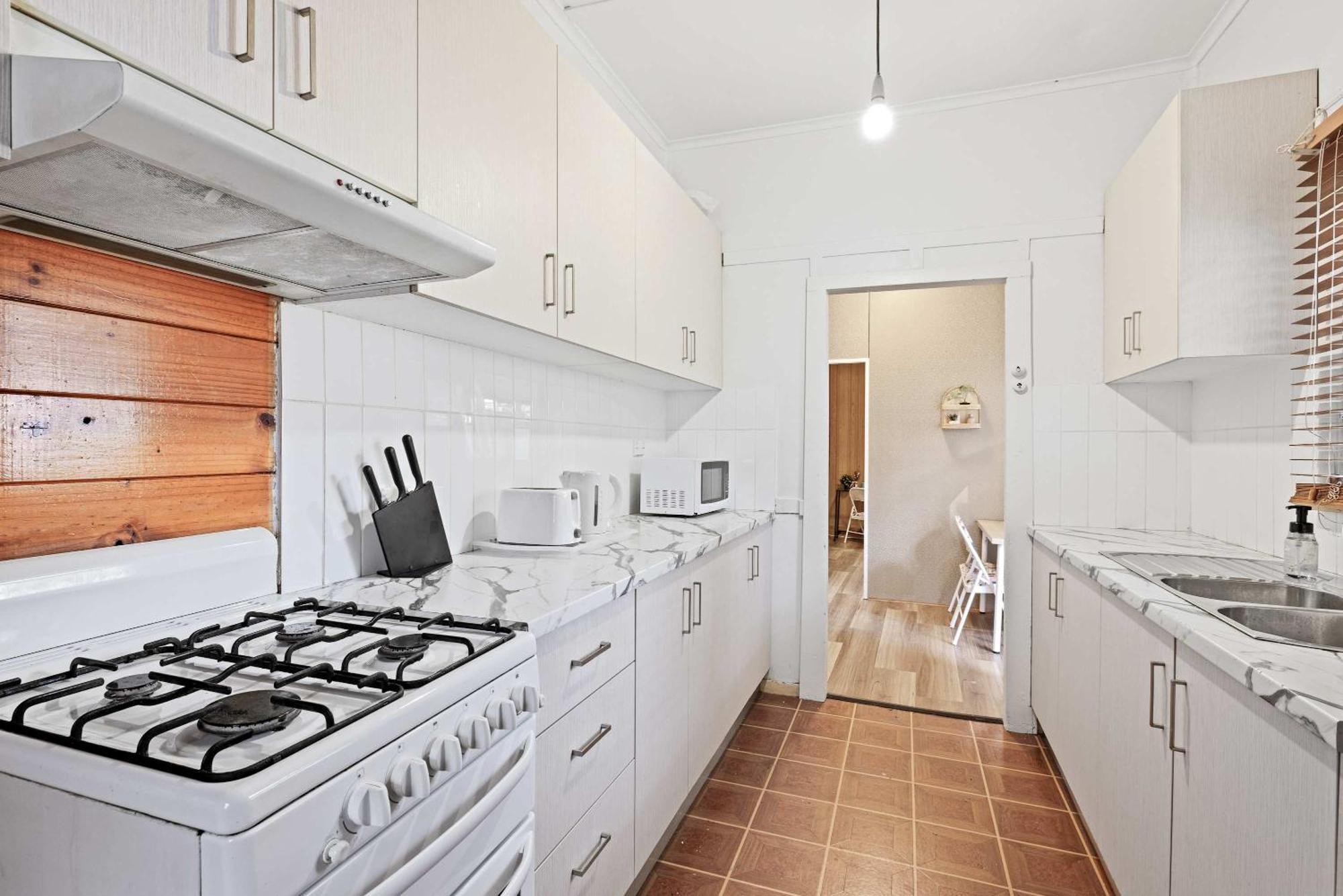 Guest house Boutique Single - Centrally Located - Shared Bathroom