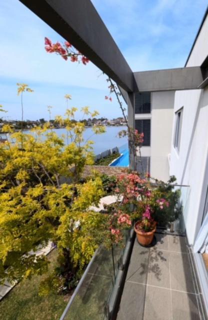 Waterfront Oasis ,panoramic Views, Infinity Pool Holiday home *