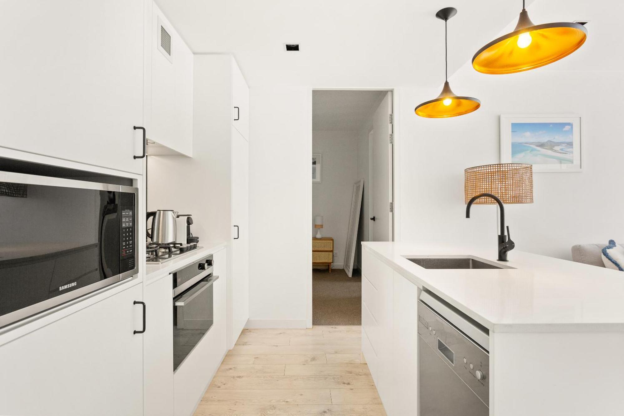 Apartment Sleek 2-bed Metres To Sydney