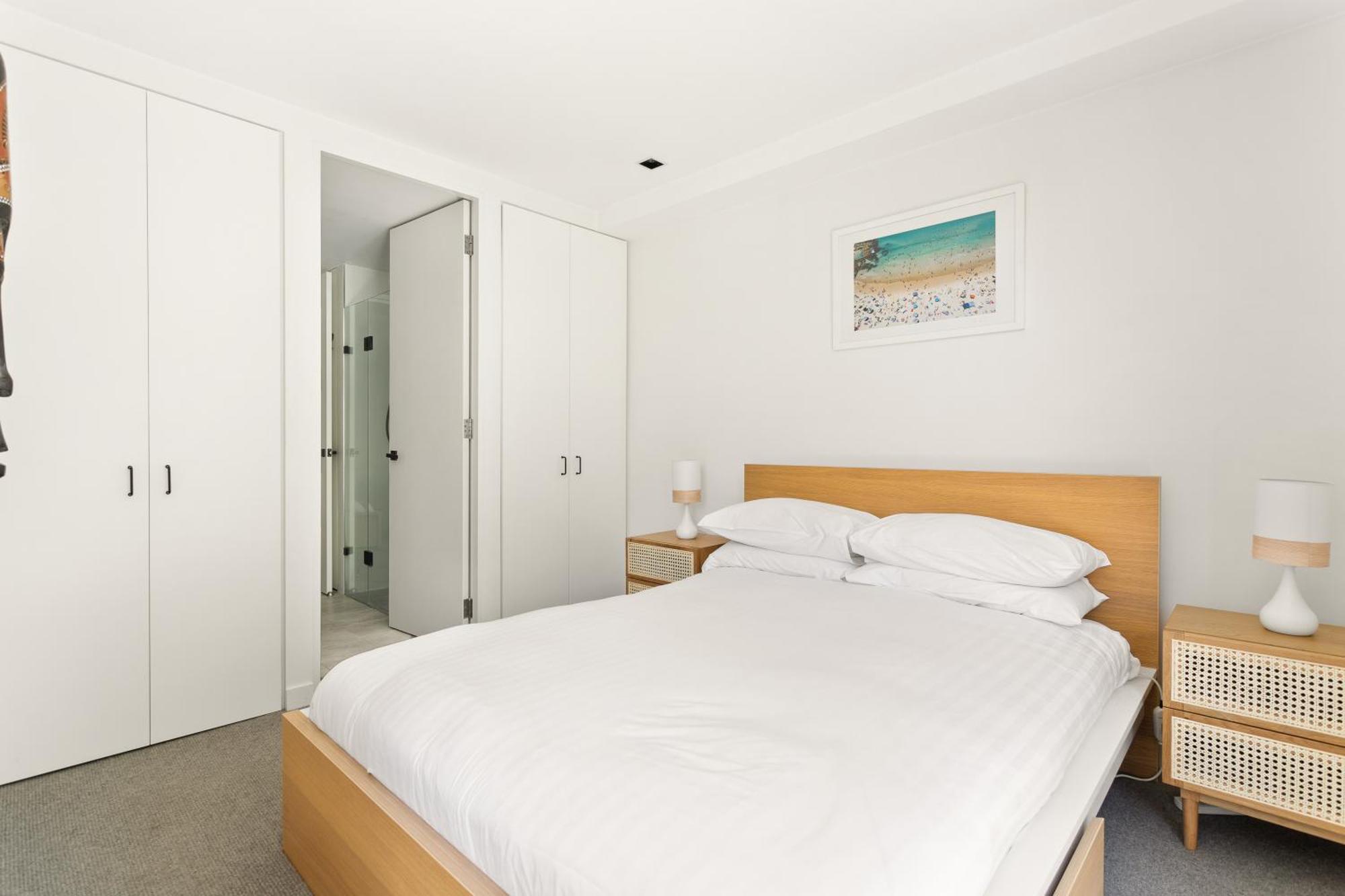 Sleek 2-bed Metres To * Sydney
