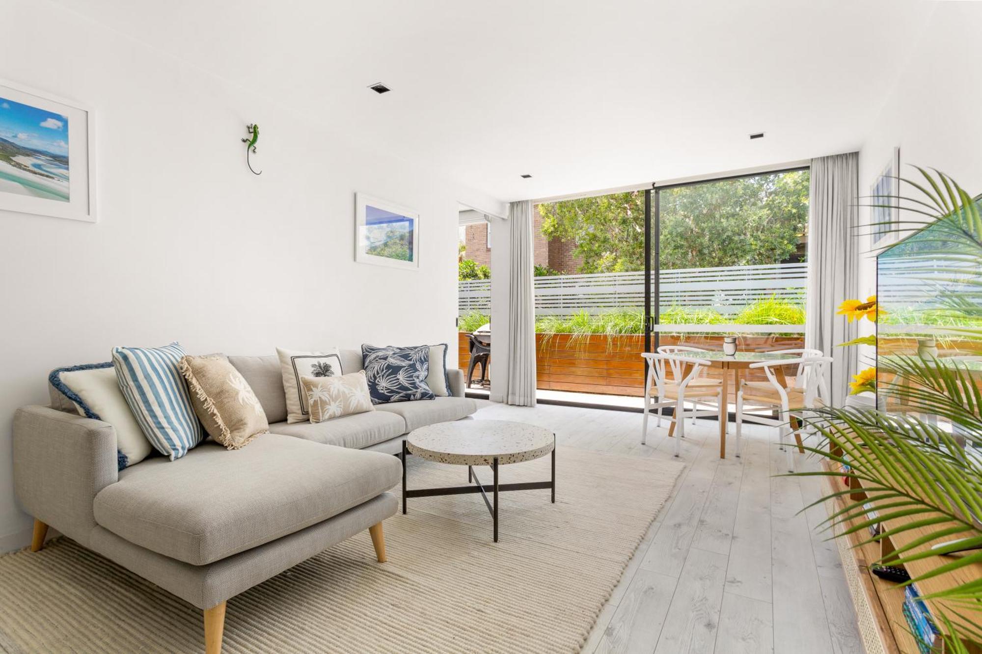 Apartment Sleek 2-bed Metres To *