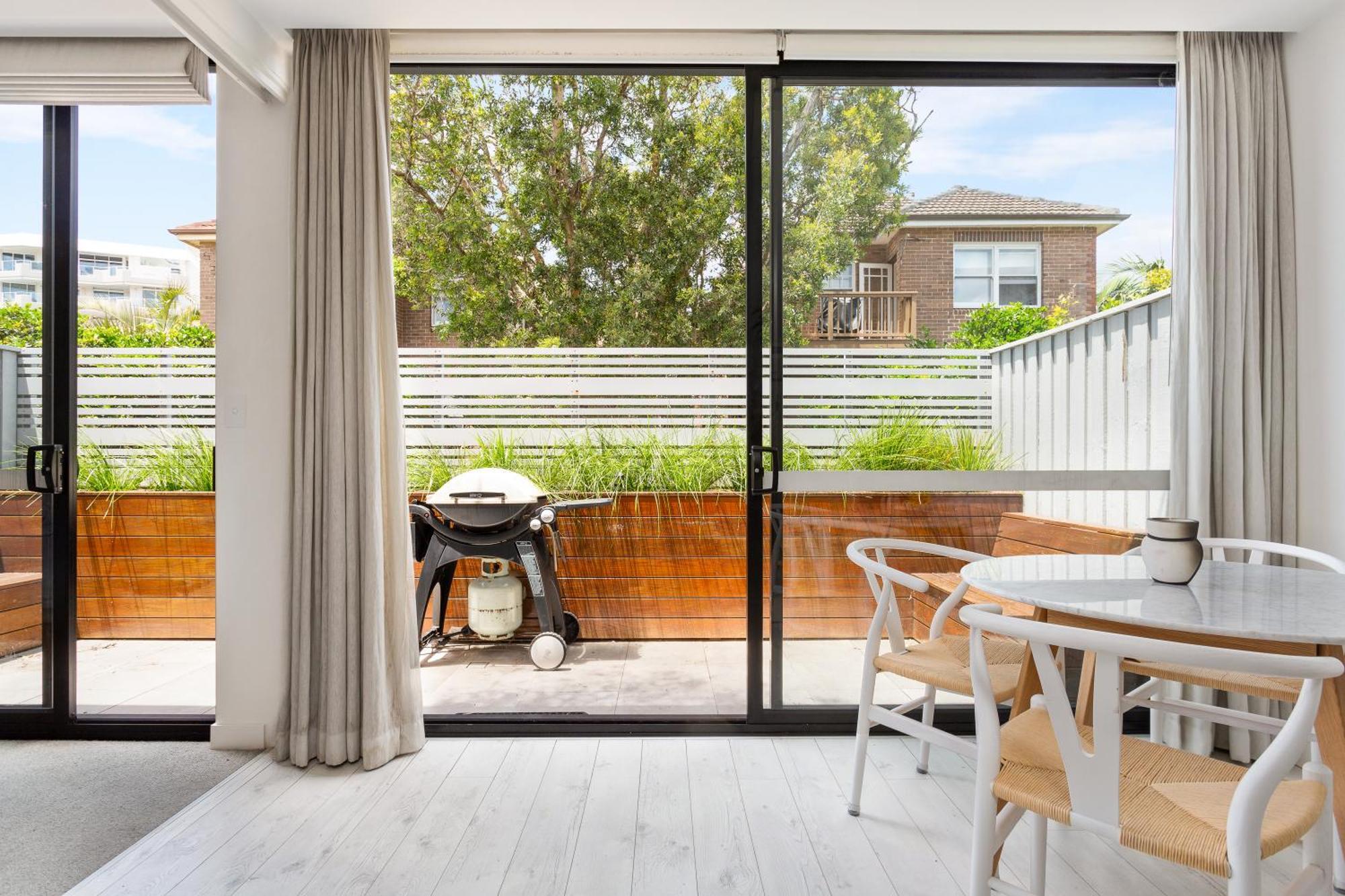 Apartment Sleek 2-bed Metres To