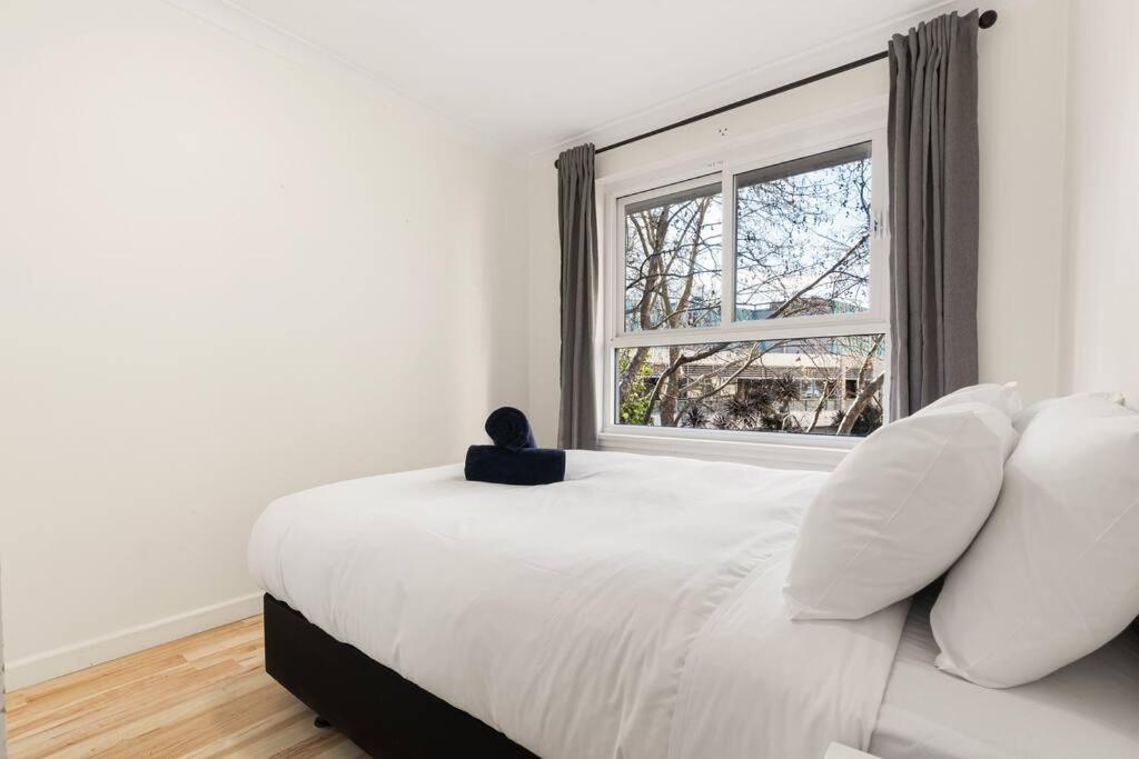 Homely-bright, Air Con, Car Spc