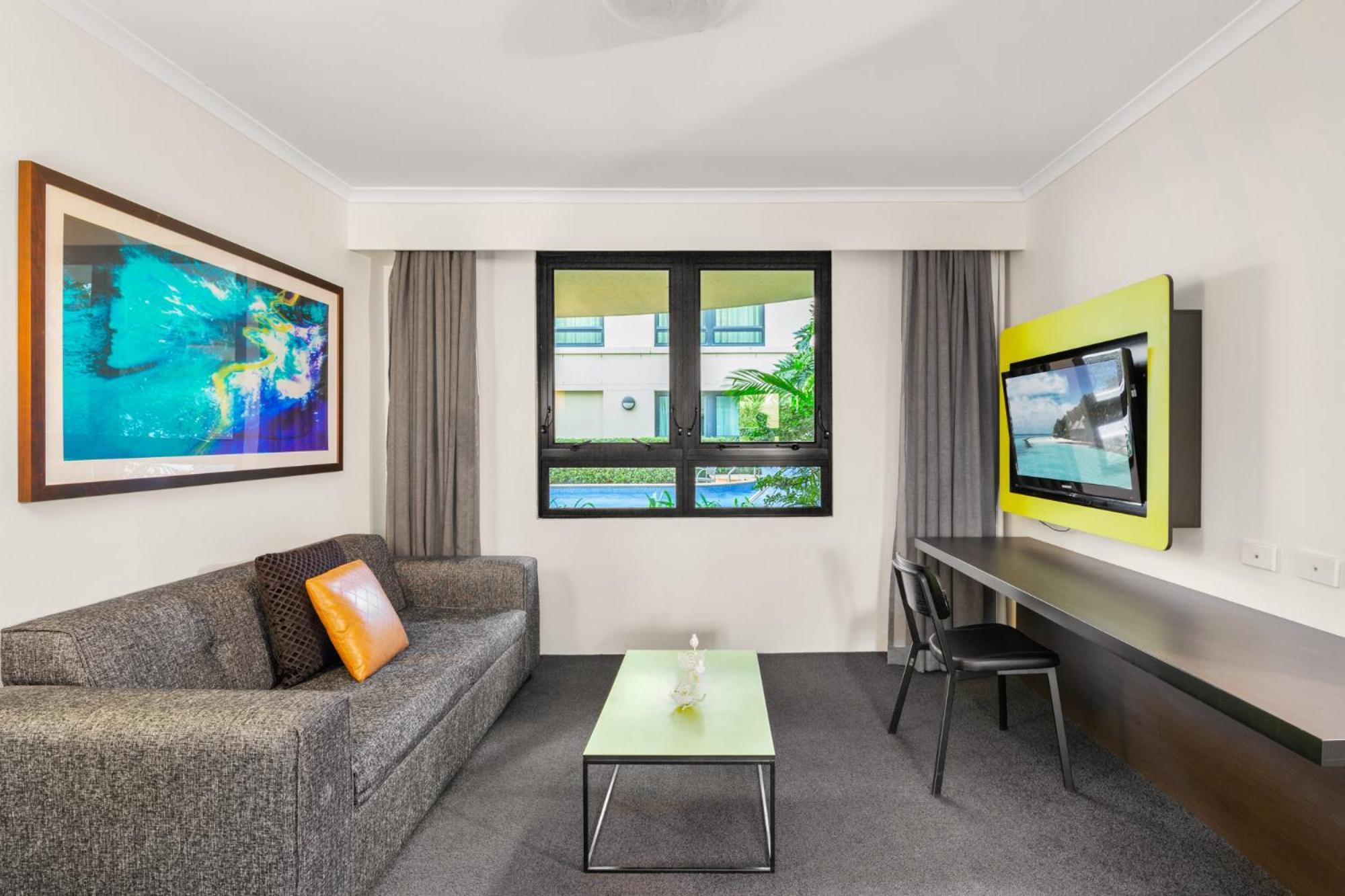 Contemporary 1-bed First Floor Unit With Pool *