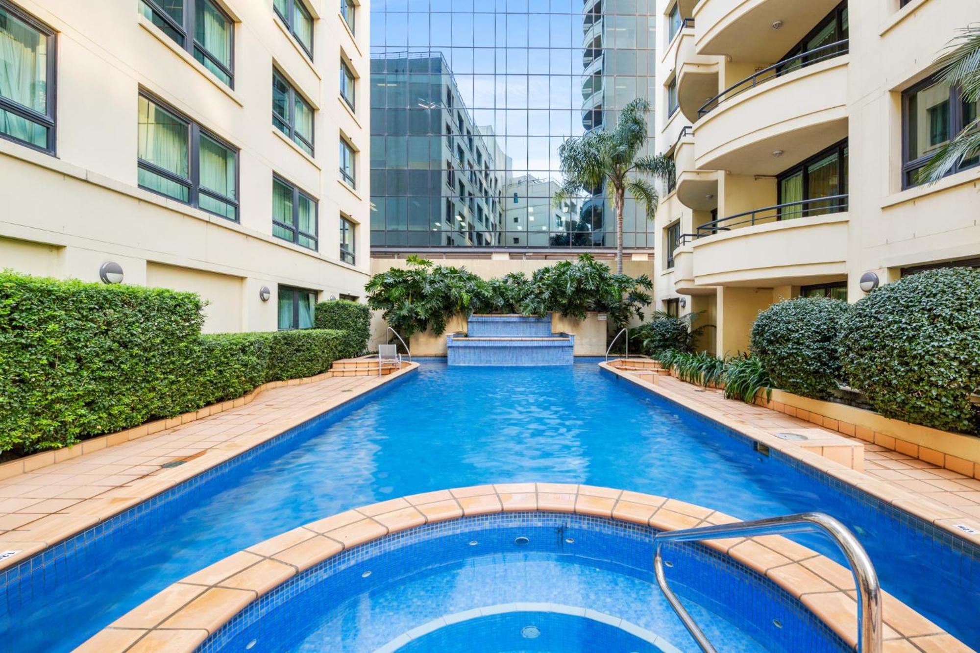 Contemporary 1-bed First Floor Unit With Pool Apartment