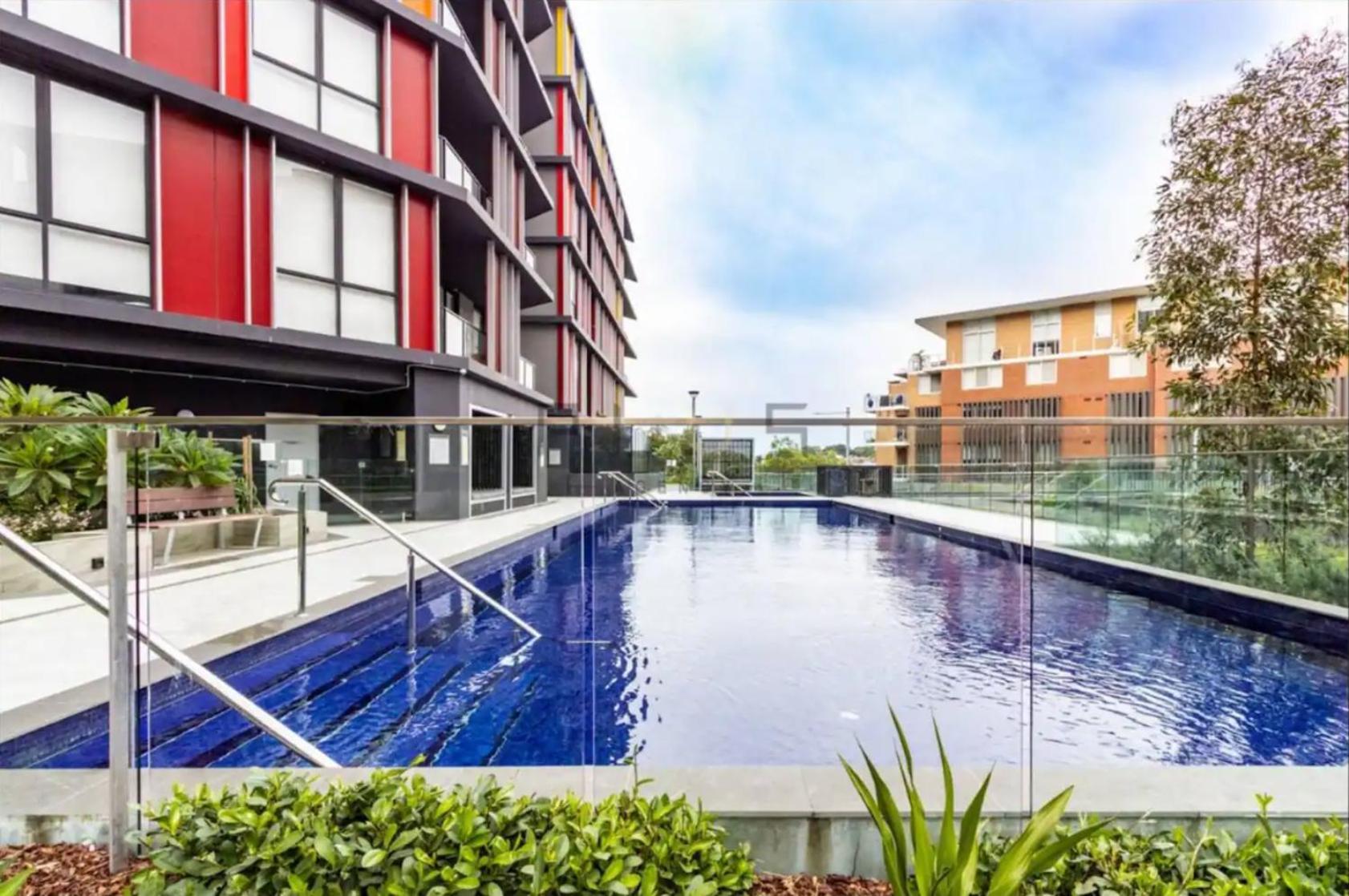 Apartment Astonishing Waterview With Pool, Parking *