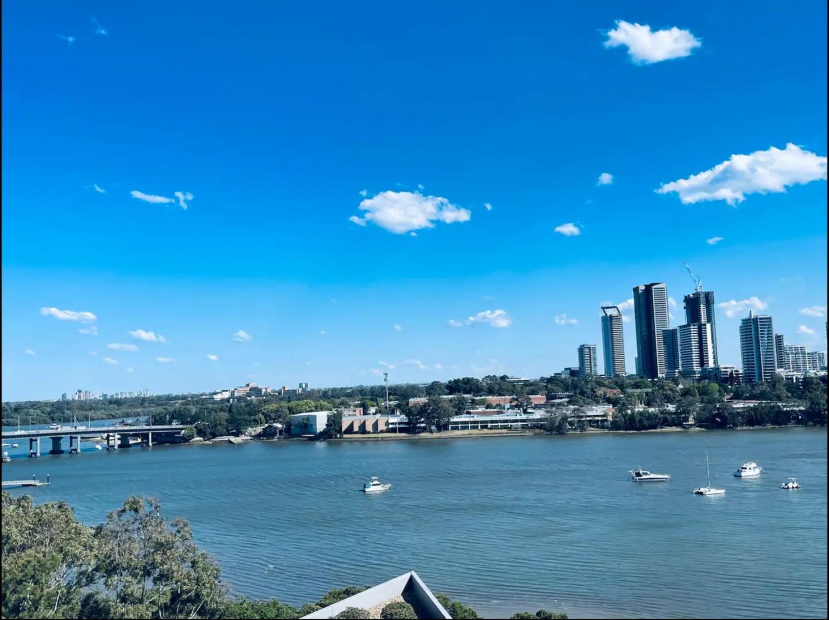 Astonishing Waterview With Pool, Parking Apartment *