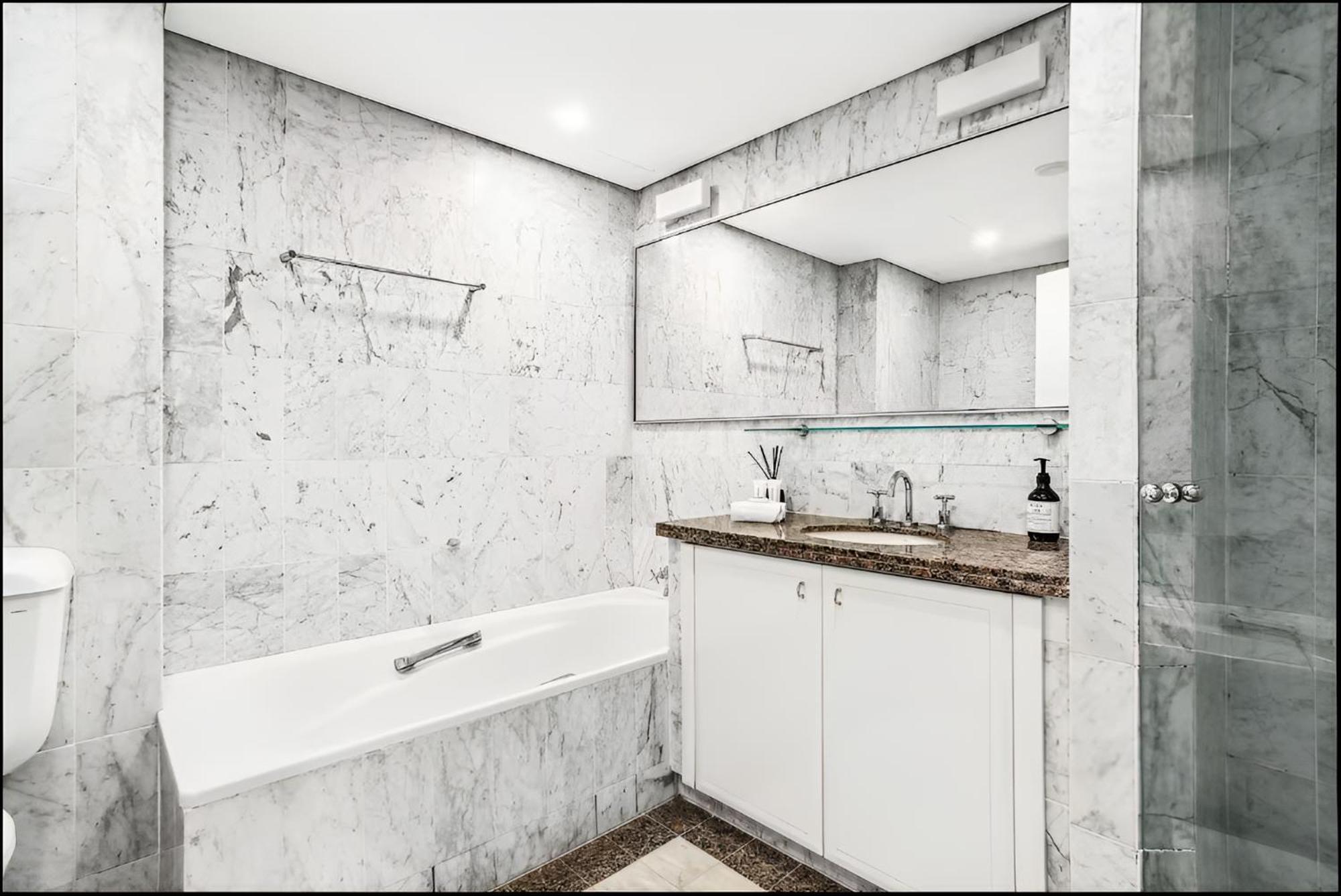 Apartment With Pool, Sauna And Gym! Sydney