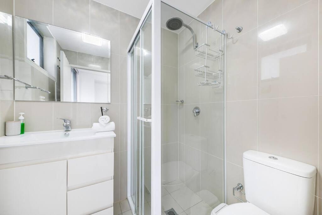 Cozy 2 Bedroom 6 Minutes To Train Station With Parking *