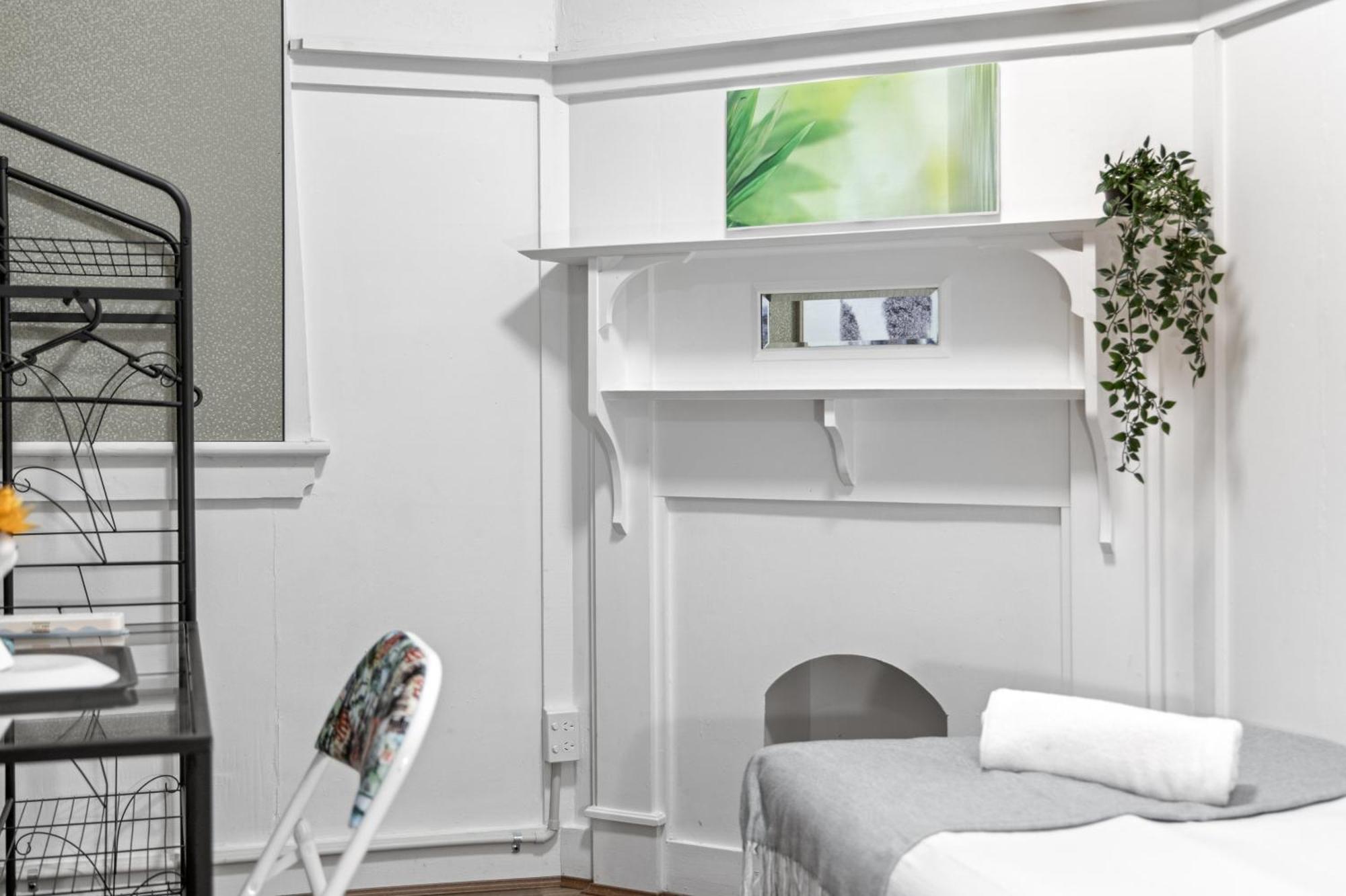 Boutique Single - Centrally Located - Shared Bathroom *