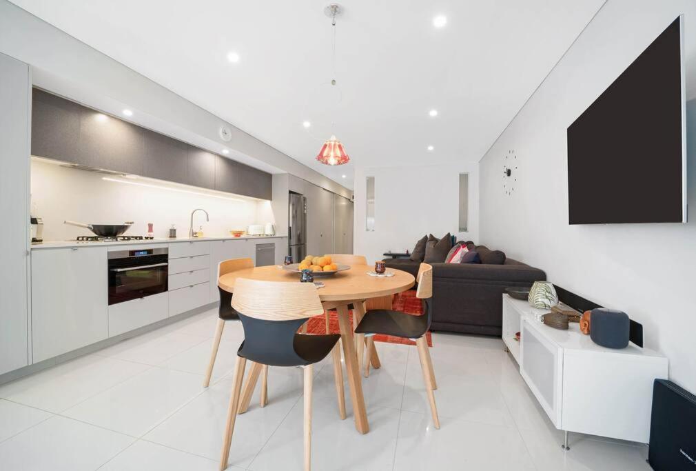 Apartment Moments To Bondi - Sleek And Modern *