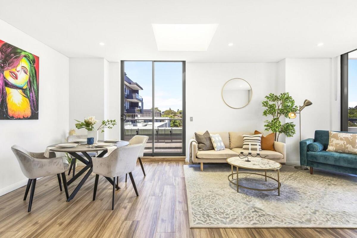 Lumiere 3br Serene Retreat - Views, Parking, Gym, Pool Apartment Sydney