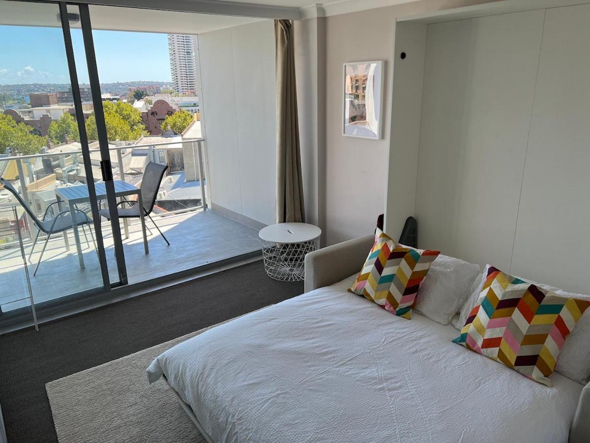 Cosy With A Large Balcony And A Great View! * Sydney